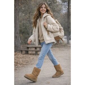 UGG Classic Short II Chestnut Sheepskin Boots Women's Size 6 Winter Cozy Suede